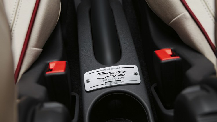 De Fiat 500 is 60 jaar geworden en dat wordt gevierd met een speciale limited edition, met klassieke aankledingsdetails. Er komen 35 exemplaren naar Nederland.