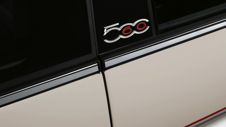De Fiat 500 is 60 jaar geworden en dat wordt gevierd met een speciale limited edition, met klassieke aankledingsdetails. Er komen 35 exemplaren naar Nederland.