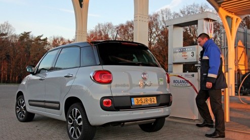 Autotest Fiat 500L op aardgas/CNG. De bronnen met fossiel aardgas zijn eindig. Voor groengas geldt dat niet. De Fiat 500L TwinAir Turbo CNG kan uit de voeten met dit groengas.