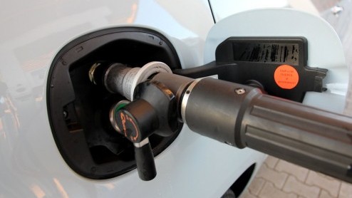 Autotest Fiat 500L op aardgas/CNG. De bronnen met fossiel aardgas zijn eindig. Voor groengas geldt dat niet. De Fiat 500L TwinAir Turbo CNG kan uit de voeten met dit groengas.