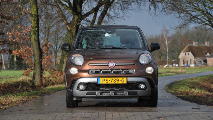 Fiat heeft de 500L een bescheiden facelift gegeven en vooral de uitstraling van het interieur alsmede de nodige elektronische voorzieningen herzien.