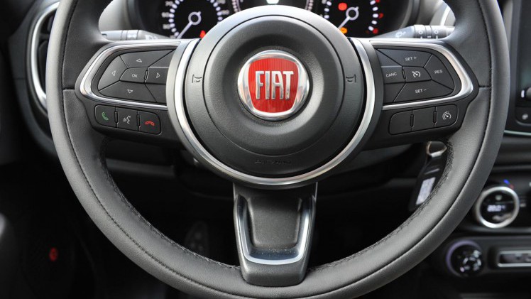Fiat heeft de 500L een bescheiden facelift gegeven en vooral de uitstraling van het interieur alsmede de nodige elektronische voorzieningen herzien.
