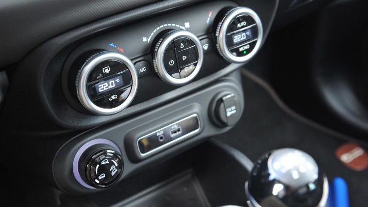 Fiat heeft de 500L een bescheiden facelift gegeven en vooral de uitstraling van het interieur alsmede de nodige elektronische voorzieningen herzien.