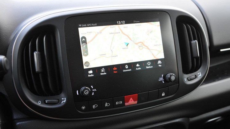 Fiat heeft de 500L een bescheiden facelift gegeven en vooral de uitstraling van het interieur alsmede de nodige elektronische voorzieningen herzien.