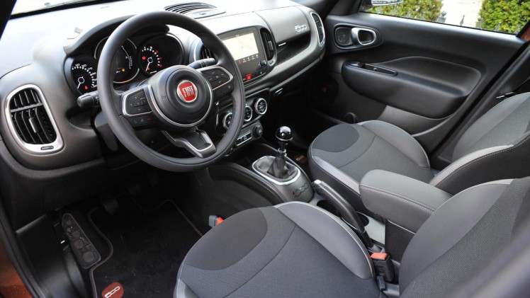 Fiat heeft de 500L een bescheiden facelift gegeven en vooral de uitstraling van het interieur alsmede de nodige elektronische voorzieningen herzien.