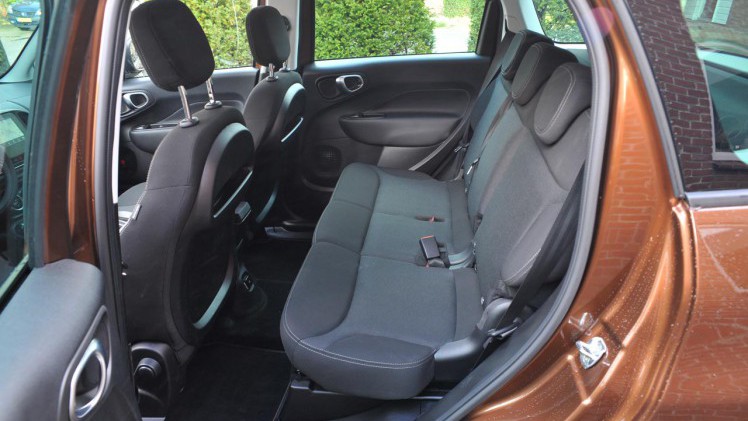 Fiat heeft de 500L een bescheiden facelift gegeven en vooral de uitstraling van het interieur alsmede de nodige elektronische voorzieningen herzien.