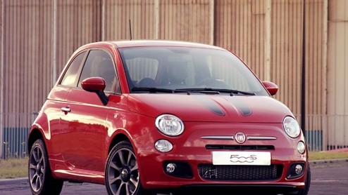 Fiat kleedt de 500S aan met een by Abarth-pakket. Deze upgrade met extra sportieve accessoires wordt tijdelijk als een gratis upgrade aangeboden.