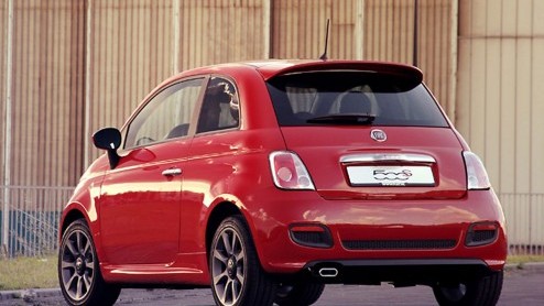 Fiat kleedt de 500S aan met een by Abarth-pakket. Deze upgrade met extra sportieve accessoires wordt tijdelijk als een gratis upgrade aangeboden.