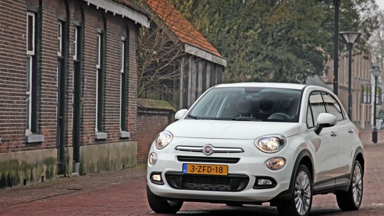 Autotest Fiat 500X 1.4 Turbo MultiAir in de Lounge-uitvoering, de nieuwe crossover van Fiat met veel ruimte, een felle motor en een goede uitrusting. En duidelijk anders dan de Jeep Renegade.