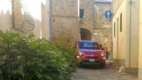 Na enkele patentschetsen en zelfs een gelekte foto probeert Fiat ons toch nog even lekker te maken met de op stapel staande 500x. De productie ervan lijkt al te zijn gestart in het Italiaanse Melfi.