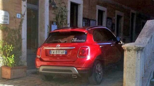 Na enkele patentschetsen en zelfs een gelekte foto probeert Fiat ons toch nog even lekker te maken met de op stapel staande 500x. De productie ervan lijkt al te zijn gestart in het Italiaanse Melfi.