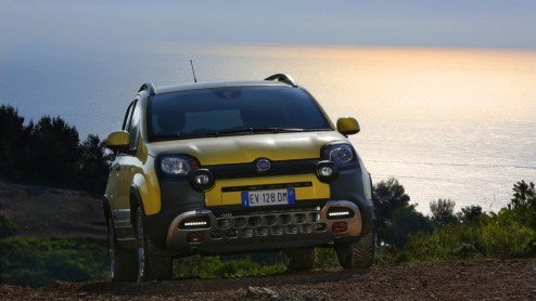 Rijtest Fiat Panda Cross: een bijzondere verschijning, de mini-SUV Fiat Panda Cross. Sterk in het terrein, comfortabel elders.