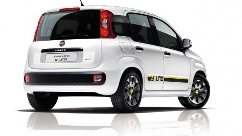 Fiat Panda Young is een nieuwe uitvoering op basis van de Panda Edizione Cool, maar speciaal uitgevoerd met Young-accenten.