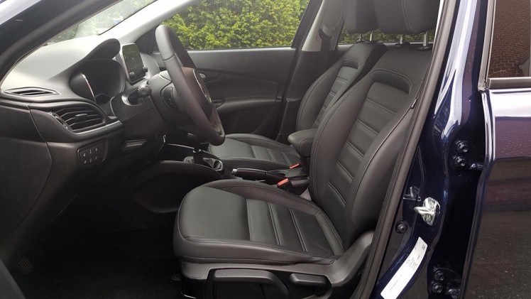 De Fiat Tipo Stationwagon moet het tegen de concurrentie opnemen met een wat lagere prijsstelling, terwijl de auto qua verfijning een trede lager staat.