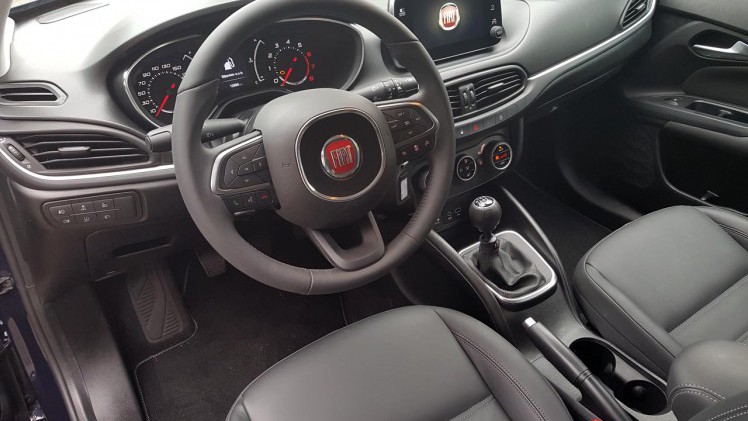 De Fiat Tipo Stationwagon moet het tegen de concurrentie opnemen met een wat lagere prijsstelling, terwijl de auto qua verfijning een trede lager staat.