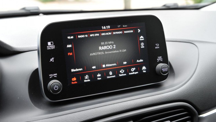De Fiat Tipo Stationwagon moet het tegen de concurrentie opnemen met een wat lagere prijsstelling, terwijl de auto qua verfijning een trede lager staat.