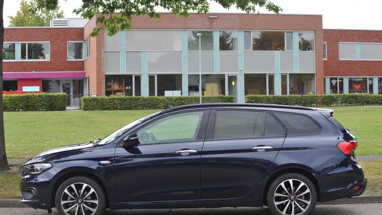 De Fiat Tipo Stationwagon moet het tegen de concurrentie opnemen met een wat lagere prijsstelling, terwijl de auto qua verfijning een trede lager staat.