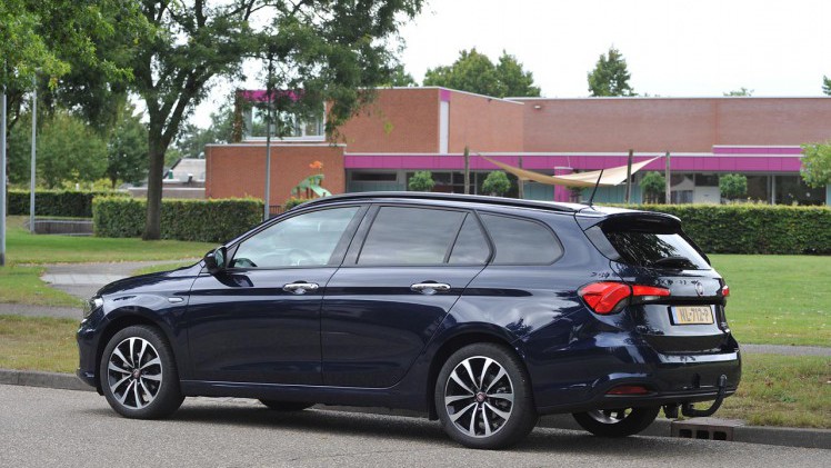 De Fiat Tipo Stationwagon moet het tegen de concurrentie opnemen met een wat lagere prijsstelling, terwijl de auto qua verfijning een trede lager staat.