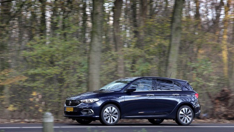 Met de nieuwe Tipo is Fiat weer terug in het C-segment. Met de Tipo willen de Italianen de verkopen naast de 500 en Panda weer omhoog helpen. AutoVandaag zocht met een rijtest uit of dat gaat lukken.