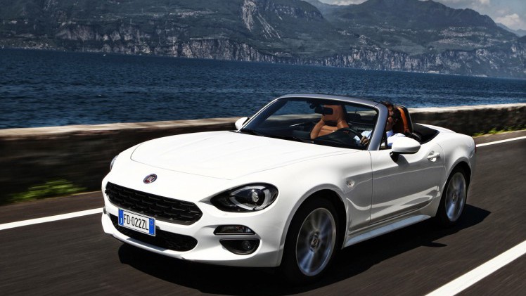 Fiat viert het 50-jarige bestaan van de 124 Spider en zet in deze video de allereerste generatie naast de nieuwe, in 2016 onthulde 124 Spider.