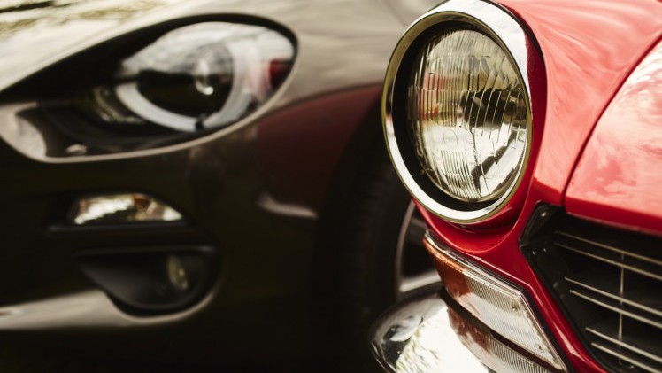Fiat viert het 50-jarige bestaan van de 124 Spider en zet in deze video de allereerste generatie naast de nieuwe, in 2016 onthulde 124 Spider.