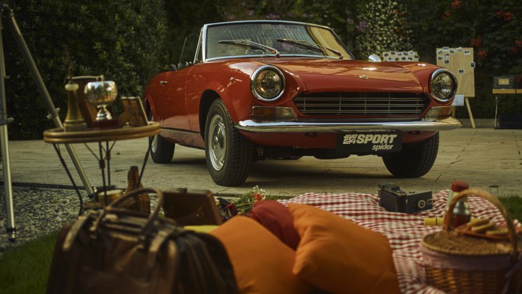 Fiat viert het 50-jarige bestaan van de 124 Spider en zet in deze video de allereerste generatie naast de nieuwe, in 2016 onthulde 124 Spider.