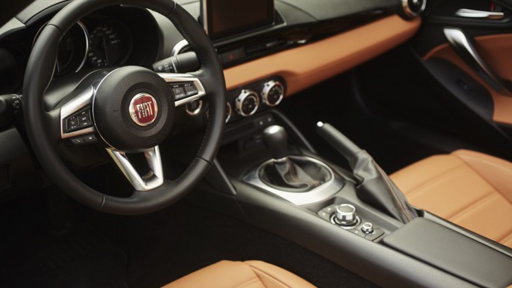 Fiat viert het 50-jarige bestaan van de 124 Spider en zet in deze video de allereerste generatie naast de nieuwe, in 2016 onthulde 124 Spider.