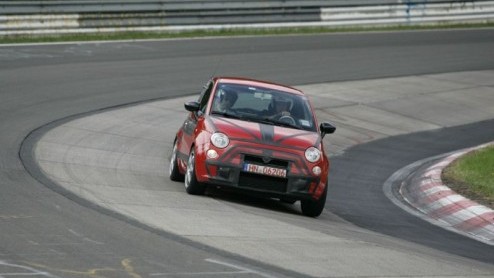 De Fiat 500 staat nog niet eens bij de dealers en toch is Fiat al bezig om er een snelle versie van te maken. De legendarische 500 Abarth komt terug!
