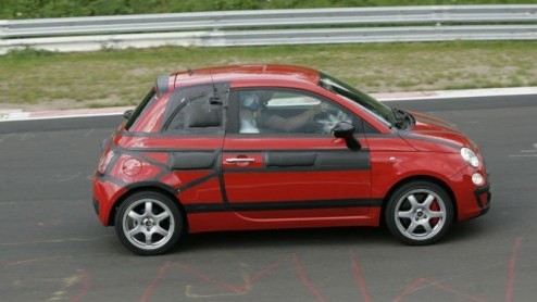 De Fiat 500 staat nog niet eens bij de dealers en toch is Fiat al bezig om er een snelle versie van te maken. De legendarische 500 Abarth komt terug!