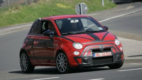 We hadden de foto's al voor je, maar nu hebben we ook bewegende beelden van de Fiat 500 Abarth. Het gepeperde rugzakje reed zijn test rondjes over de Nrburgring.