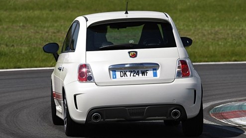 Het is precies vijftig jaar geleden dat Fiat met de 500 op de proppen kwam. De fabrikant vond het dan ook hoog tijd om het icoon -de 500 Abarth- weer nieuw leven in te blazen. Gaat met deze grotere 50