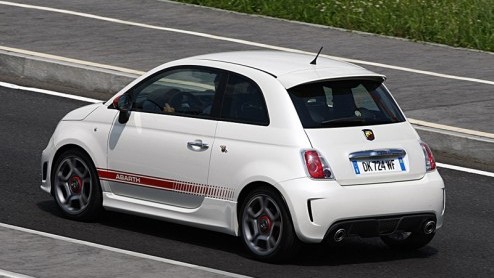 Het is precies vijftig jaar geleden dat Fiat met de 500 op de proppen kwam. De fabrikant vond het dan ook hoog tijd om het icoon -de 500 Abarth- weer nieuw leven in te blazen. Gaat met deze grotere 50