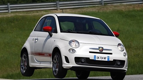 Het is precies vijftig jaar geleden dat Fiat met de 500 op de proppen kwam. De fabrikant vond het dan ook hoog tijd om het icoon -de 500 Abarth- weer nieuw leven in te blazen. Gaat met deze grotere 50
