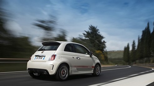 Het is precies vijftig jaar geleden dat Fiat met de 500 op de proppen kwam. De fabrikant vond het dan ook hoog tijd om het icoon -de 500 Abarth- weer nieuw leven in te blazen. Gaat met deze grotere 50
