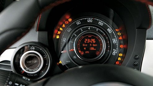 Het is precies vijftig jaar geleden dat Fiat met de 500 op de proppen kwam. De fabrikant vond het dan ook hoog tijd om het icoon -de 500 Abarth- weer nieuw leven in te blazen. Gaat met deze grotere 50