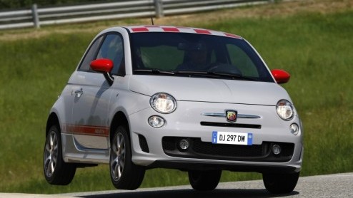 Op zoek naar een zeer exclusieve en nog krachtiger Fiat 500 Abarth? Dan is de Opening Edition een goede keuze. De kans is echter groot dat je achter het net vist. Het productieaantal blijft op 100 ste