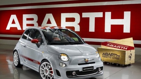 De Fiat 500 blijft zich in het nieuws begeven. Dit keer is het de beurt aan de Fiat 500 Abarth esseesse, die de kersverse 500 Abarth op de tweede plaats zet. De eerste beelden zijn vandaag beschikbaar
