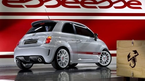 De Fiat 500 blijft zich in het nieuws begeven. Dit keer is het de beurt aan de Fiat 500 Abarth esseesse, die de kersverse 500 Abarth op de tweede plaats zet. De eerste beelden zijn vandaag beschikbaar