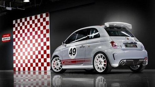 De Fiat 500 blijft zich in het nieuws begeven. Dit keer is het de beurt aan de Fiat 500 Abarth esseesse, die de kersverse 500 Abarth op de tweede plaats zet. De eerste beelden zijn vandaag beschikbaar