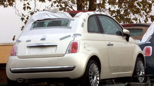 Dit zijn de nieuwste beelden van de Fiat 500 Cabriolet! De kleine Italiaan krijgt een stoffen dak mee, waarbij de raamstijlen blijven behouden. Het dak gaat er dus bijna van af.