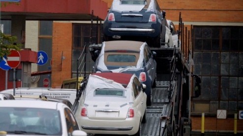 Dit zijn de nieuwste beelden van de Fiat 500 Cabriolet! De kleine Italiaan krijgt een stoffen dak mee, waarbij de raamstijlen blijven behouden. Het dak gaat er dus bijna van af.