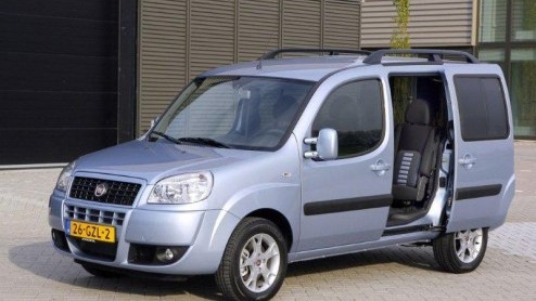 Winter of niet, volgens Fiat is het tijd voor de Fiat Doblo Acapulco. De zevenzitter met schuifdeuren is aangekleed met luxe, Acapulco-logos en lichtblauwe metallic lak. Hij verlaat de showroom voor