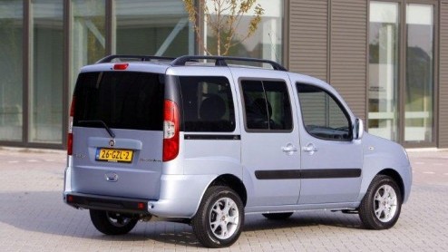 Winter of niet, volgens Fiat is het tijd voor de Fiat Doblo Acapulco. De zevenzitter met schuifdeuren is aangekleed met luxe, Acapulco-logos en lichtblauwe metallic lak. Hij verlaat de showroom voor