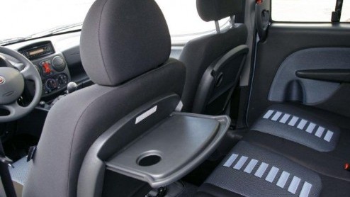 Winter of niet, volgens Fiat is het tijd voor de Fiat Doblo Acapulco. De zevenzitter met schuifdeuren is aangekleed met luxe, Acapulco-logos en lichtblauwe metallic lak. Hij verlaat de showroom voor