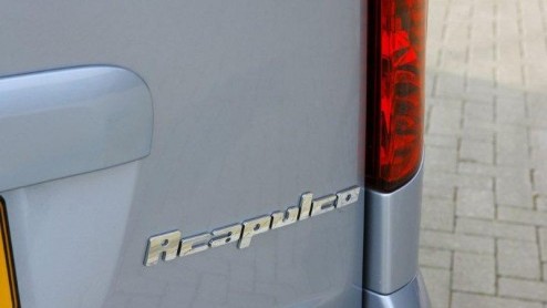 Winter of niet, volgens Fiat is het tijd voor de Fiat Doblo Acapulco. De zevenzitter met schuifdeuren is aangekleed met luxe, Acapulco-logos en lichtblauwe metallic lak. Hij verlaat de showroom voor