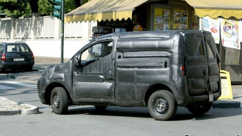 Ondernemers opgelet, Fiat is bezig met een kleinere variant van de populaire Fiat Dobl. Je weet wel, zo een auto waar je enorm veel in mee kunt nemen.