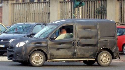 Fiat mag dan wel de Fiorino Qubo vers in het gamma hebben. Voor de grotere Doblo is er nog steeds plaats, getuige deze nieuwe beelden. Nu is hij nog verhuld, in 2010 ziet het officieel het licht.