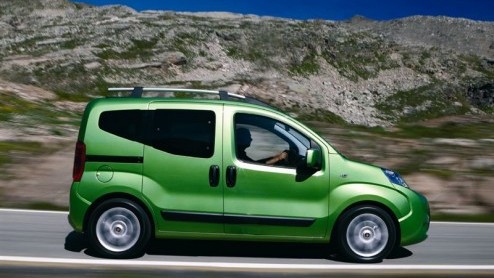 Wie zich graag in een bestelbus verplaatst en ook nog eens een gezin heeft te onderhouden, die kan tegenwoordig de Fiat Fiorino ook in personenuitvoering bestellen, de Fiorino Qubo (Koeboe). Een achte