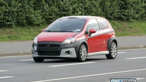 Een auto waar ik misschien nog wel meer naar uitzie dan de 500 Abarth, is de Grande Punto Abarth die het op gaat nemen tegen de al reeds gevestigde orde van hete hatchbacks.
