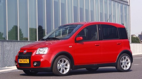 De Fiat Panda blijkt een beer van een auto met vele talenten. Na de Panda Cross, die niet opzij gaat voor een partij modder en zand, heeft Fiat nu ook een sportieve versie van dit kleintje ten doop ge
